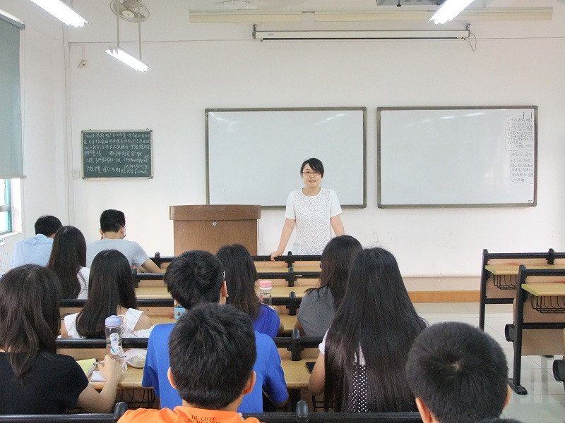 团总支员工会书记唐红瑞老师为团学干部讲话 摄影：陈柏鑫